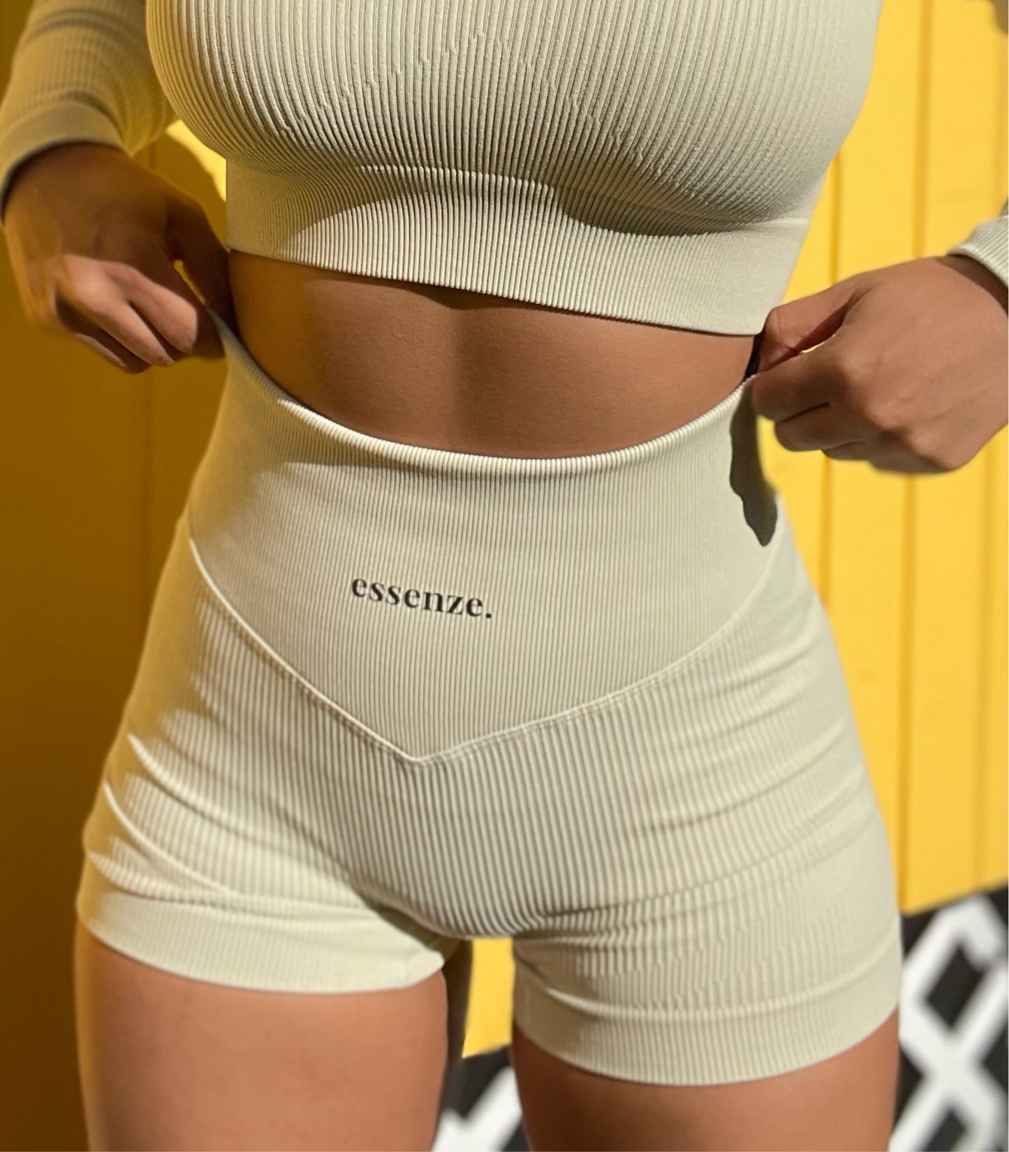 BEIGE SHORT